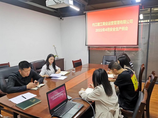 谢香玲同志主持安全生产会议.jpg